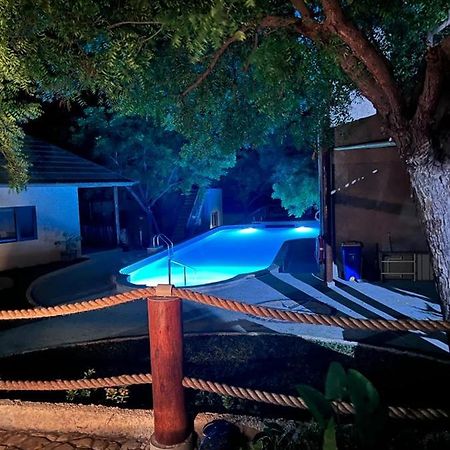 Lunar Dive Resort: Bamboo Villas Kubu Esterno foto