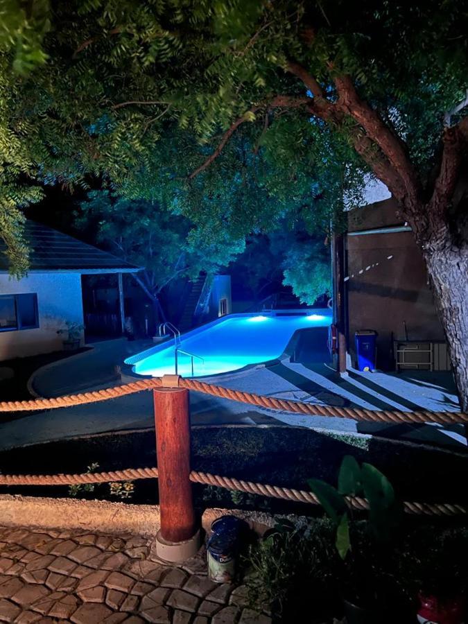 Lunar Dive Resort: Bamboo Villas Kubu Esterno foto