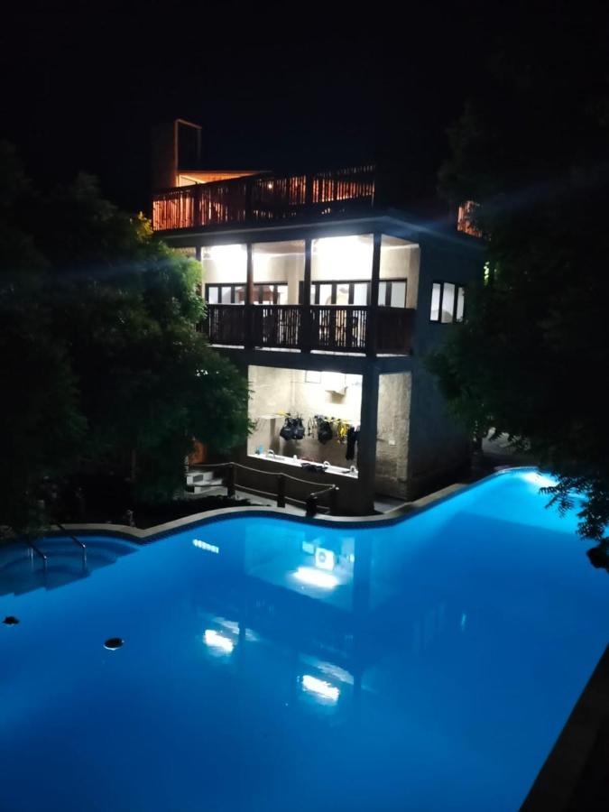 Lunar Dive Resort: Bamboo Villas Kubu Esterno foto