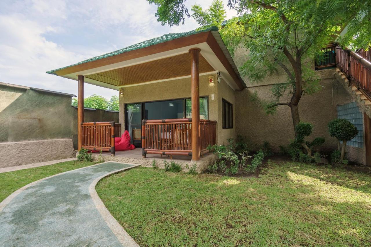 Lunar Dive Resort: Bamboo Villas Kubu Esterno foto