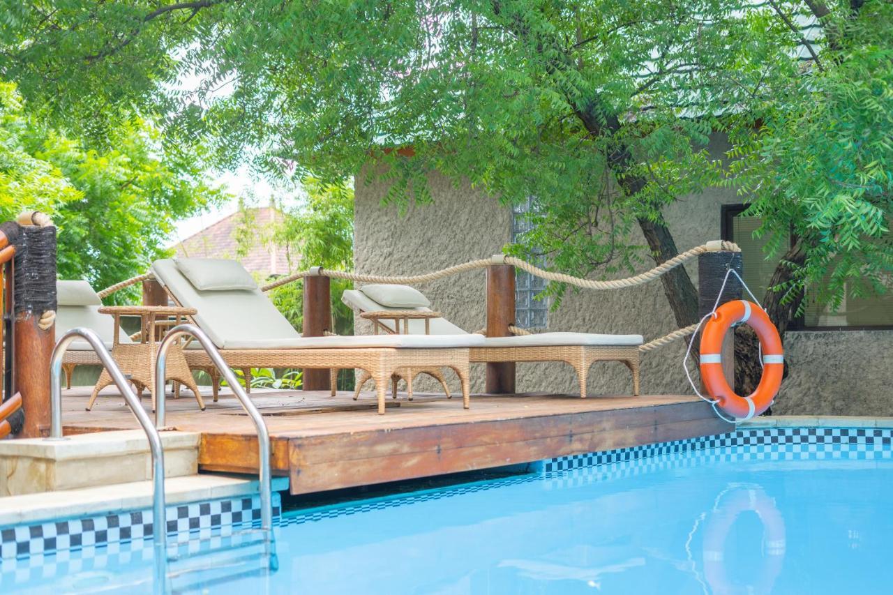 Lunar Dive Resort: Bamboo Villas Kubu Esterno foto